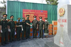 Bộ chỉ huy Quân sự tỉnh Quảng Ngãi trao tặng thiết bị y tế phòng, chống dịch Covid-19 cho tỉnh Chăm Pa Sắc (Lào)