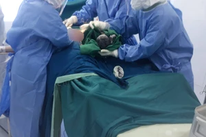 Quảng Ngãi: Bệnh nhân Covid-19 sinh em bé nặng 3kg tại khu điều trị đặc biệt
