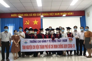 Quảng Ngãi: Vừa tốt nghiệp, 8 sinh viên lên đường vào TPHCM chống dịch