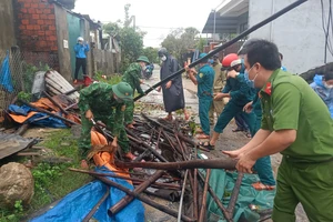 Quảng Ngãi: Giúp dân khắc phục hậu quả lốc xoáy