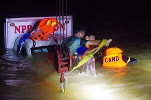 Quảng Ngãi: Xe tải qua cầu tràn Thạch Nham bị nước cuốn trôi, đã tìm thấy người vợ
