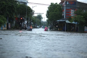 Nhiều tuyến đường tại TP Quảng Ngãi bị ngập do mưa lớn