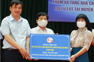 Đoàn công tác Ban Thường vụ Thành ủy TPHCM tặng 100 suất quà cho hộ nghèo, thiệt hại lũ lụt tại Quảng Ngãi