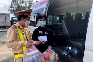 Quảng Ngãi: Cảnh sát giao thông thuê xe cấp cứu đưa thanh niên Hà Tĩnh đi bộ nữa tháng về quê