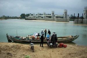 Quảng Ngãi: Hơn 1 tháng sạt lở đường, người dân “ốc đảo” cô lập