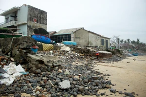 Quảng Ngãi: Biển xâm thực uy hiếp làng chài ở Quảng Ngãi