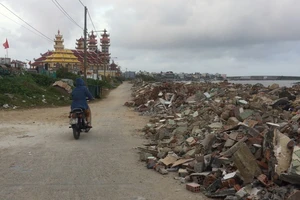 Huyện Lý Sơn cấm đổ phế thải xây dựng tại tuyến đường đi qua chùa Đục và đền thờ Phật Mẫu