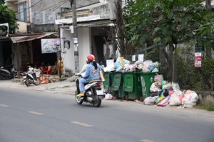 Quảng Ngãi: Không thanh toán tiền xử lý rác, nhà máy tạm dừng tiếp nhận rác gây ùn ứ
