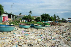Quảng Ngãi: Rác thải tiếp tục “bức tử” bãi biển Sa Kỳ