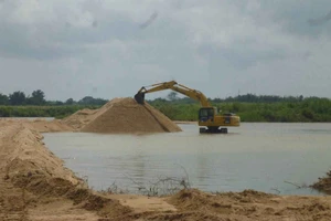 Quảng Ngãi: Nhiều sai phạm trong cấp phép khai thác cát, đất