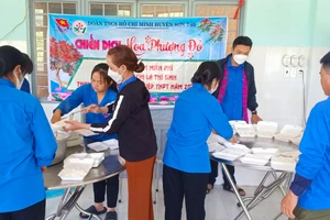 Những suất cơm miễn phí tiếp sức thí sinh mùa thi ở miền núi Sơn Tây (Quảng Ngãi)