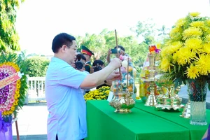 Chủ tịch Quốc hội dâng hương tưởng niệm Nghĩa trang liệt sĩ Quảng Ngãi