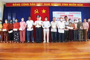 Đại tá Trần Hồng Quế, Chủ nhiệm Chính trị Bộ Tư lệnh Vùng Cảnh sát biển 2 trao quà hỗ trợ cho các hộ gia đình bị thiệt hại do bão số 4 tại huyện đảo Lý Sơn