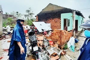 Quảng Ngãi: Lốc xoáy tốc mái 17 nhà dân, 1 người bị thương