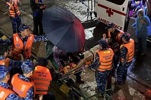 Vùng Cảnh sát biển 2 đưa người dân đảo Lý Sơn vào đất liền cấp cứu