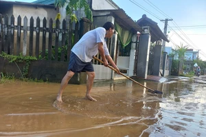 Người dân Quảng Ngãi dọn bùn đất sau mưa lũ