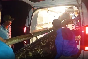 Quảng Ngãi: Một bệnh nhân phải khiêng qua nơi sạt lở núi Kà Tinh cấp cứu trong đêm