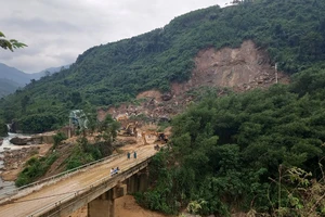 Quảng Ngãi: Khẩn trương khôi phục các tuyến đường trên miền núi bị sạt lở do mưa lũ