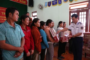 Cảnh sát biển hỗ trợ người dân miền núi Quảng Ngãi khắc phục hậu quả mưa lũ