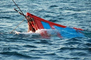 Quảng Ngãi: Tàu cá hành nghề quần đảo Trường Sa bị sóng đánh chìm, 2 ngư dân mất tích