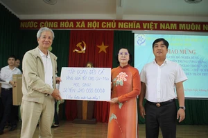  Nguyên Bộ trưởng Bộ GTVT thăm Trung tâm Nuôi dạy trẻ khuyết tật Võ Hồng Sơn