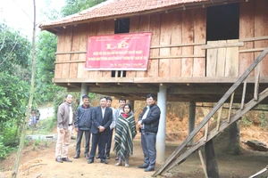 Bàn giao 25 nhà Đại đoàn kết cho gia đình có hoàn cảnh khó khăn miền núi tỉnh Quảng Ngãi