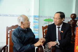 Phó Chủ tịch Quốc hội thăm và tặng quà Tết các gia đình chính sách tại Quảng Ngãi