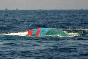 Quảng Ngãi: Tàu bị phá nước chìm, 8 ngư dân may mắn cứu vớt