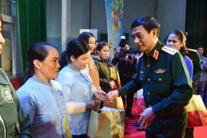 Bộ trưởng Bộ Quốc phòng tặng quà tết cho người dân Quảng Ngãi