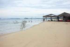 Tìm người thân của 2 thi thể trôi dạt vào bờ biển Khe Hai (Quảng Ngãi)