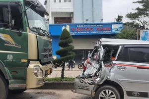 Xe tải tông ô tô 7 chỗ dẫn tới tai nạn liên hoàn khi dừng đèn đỏ