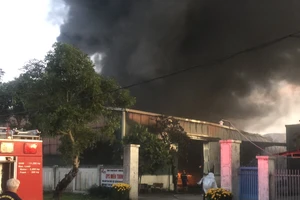 Quảng Ngãi: Cháy lớn tại nhà máy sản xuất bao bì trong Khu làng nghề
