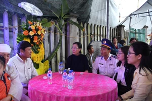 Lãnh đạo Quảng Ngãi thăm viếng và hỗ trợ các gia đình nạn nhân trong vụ tai nạn giao thông xảy ra tại Quảng Nam