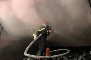 Cháy lớn kho than củi khoảng 200 tấn ở Quảng Ngãi