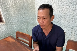 Quảng Ngãi: Tống đạt quyết định khởi tố bị can đánh gãy tay nhân viên giao hàng