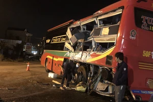 Quảng Ngãi: Xe khách va chạm xe tải khiến 1 người chết, 3 người bị thương