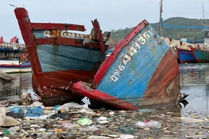 Trục vớt xác tàu đắm tại cửa biển Quảng Ngãi
