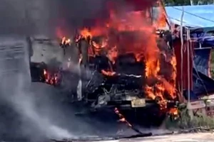 Quảng Ngãi: Xe tải bốc cháy dữ dội ngay gần cây xăng dầu