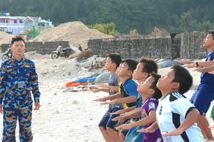 Đặc công Hải quân dạy bơi cho trẻ em đảo Lý Sơn