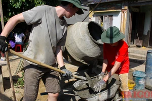 Học sinh tình nguyện Mỹ làm “thợ hồ” xây nhà nhân ái ở Quảng Ngãi