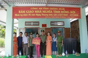 Công an tỉnh Quảng Ngãi bàn giao nhà nghĩa tình đồng đội cho gia đình liệt sĩ