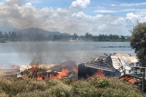 Quảng Ngãi: Cận cảnh cháy quán nổi gần cầu Trà Bồng