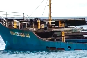 Quảng Ngãi: Gần 8 tháng bị mắc cạn, tàu Hoàng Gia 46 vẫn chưa được trục vớt
