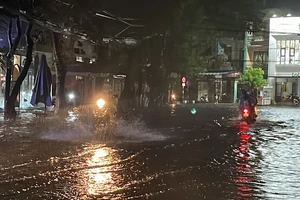 Mưa lớn gây ngập sâu nhiều tuyến đường ở TP Quảng Ngãi