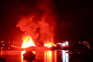 Quảng Ngãi: Cháy 2 tàu cá đang neo đậu ở bến