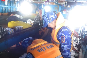 Cứu một ngư dân Quảng Ngãi bị đột quỵ trên biển