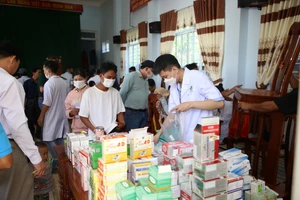Khám bệnh, phát thuốc miễn phí miền núi tỉnh Quảng Ngãi