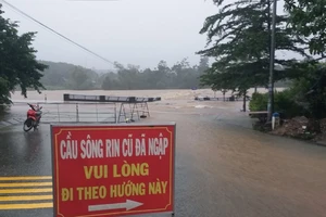 Quảng Ngãi: Một số khu vực sạt lở, 20.000 học sinh nghỉ học do mưa lớn