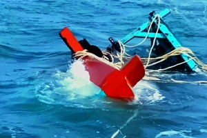 Một tàu cá Quảng Ngãi bị phá nước chìm tàu, 11 ngư dân được cứu
