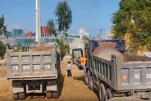 Quảng Ngãi: Tạm giữ 4 phương tiện nghi khai thác đất trái phép